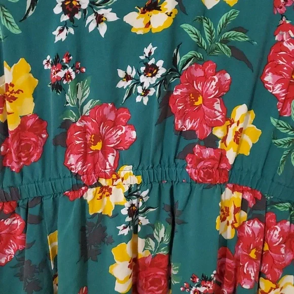 Torrid V-Neck Challis Mini Green Floral Patterned Dress 3X. - Picture 4 of 7